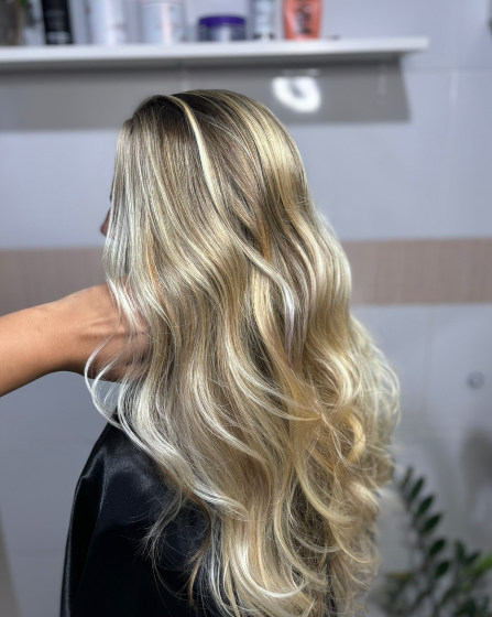 Cabelo loiro iluminado com ondas e acabamento natural